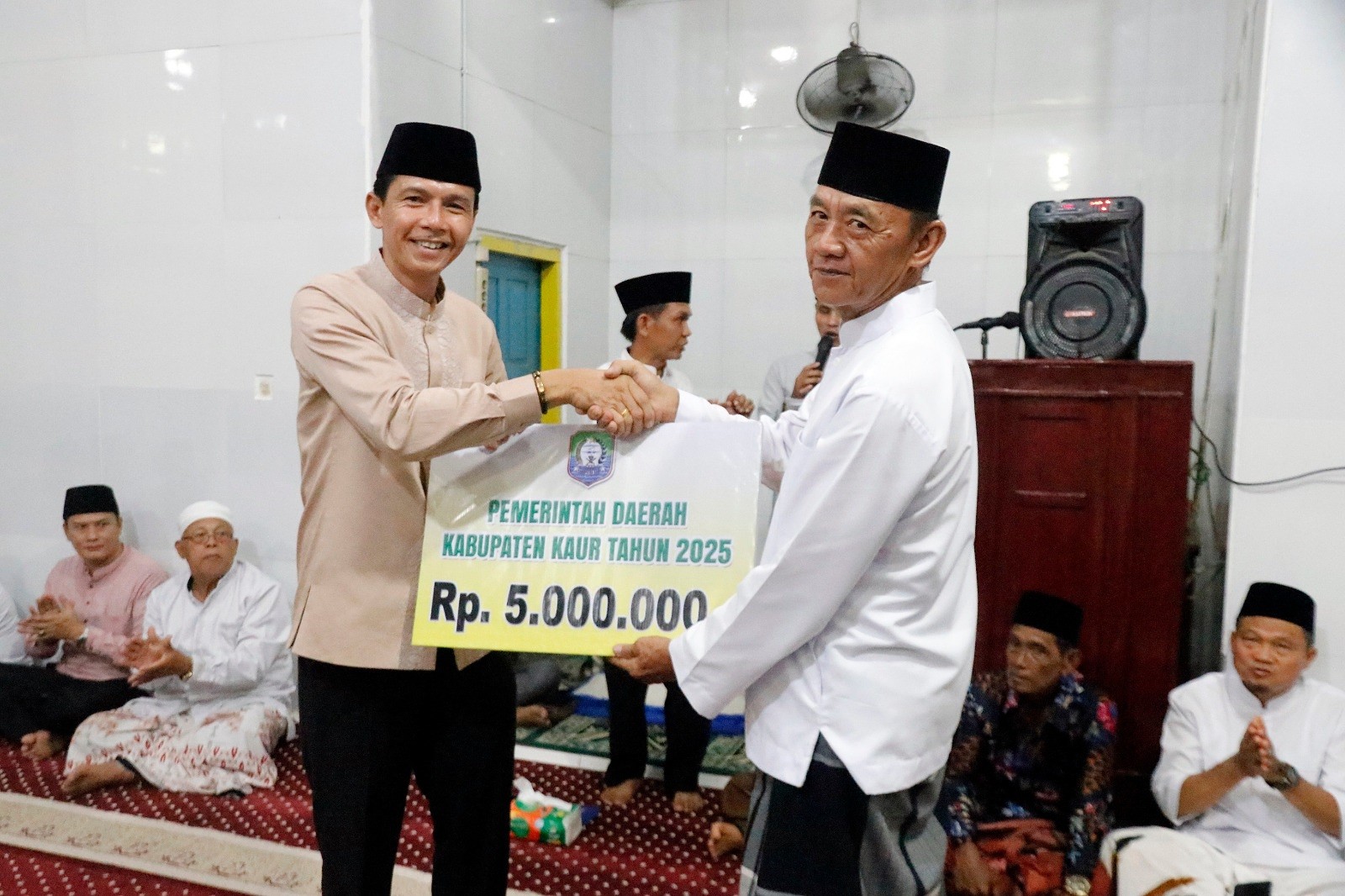 Bupati kaur Gusril Pausi, S.Sos., M.A.P Serahkan Bantuan untuk Masjid Istiqomah Desa Coko enau
