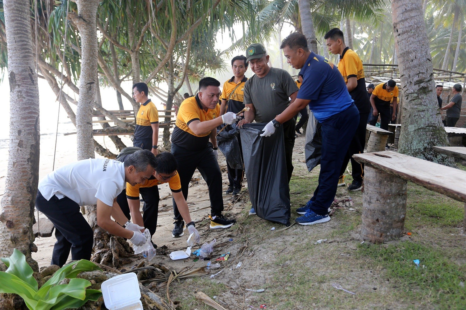Wakil Bupati Kaur Abdul Hamid,S.Pdi didampingi Asisten I Giat Bakti Bhayangkara Bersih Pantai
